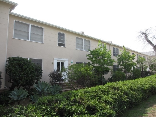 Building Photo - 437-441 San Vicente Blvd