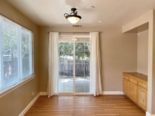 Building Photo - Newer 5 Bedroom House Close to Cal Poly