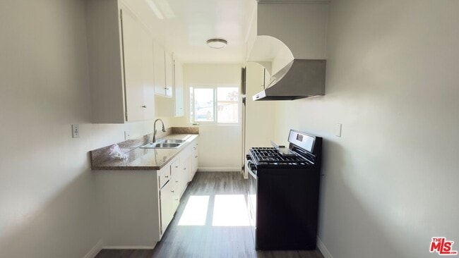 Building Photo - 979 S Kingsley Dr