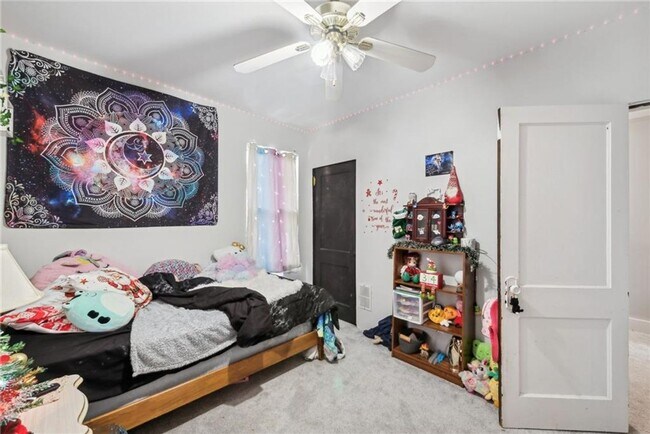 Building Photo - Bright and Roomy 6-Bedroom in McKees Rocks with Garage