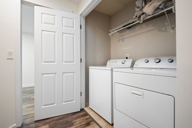 Building Photo - 2Bd/1.5Ba Kirkland Townhouse