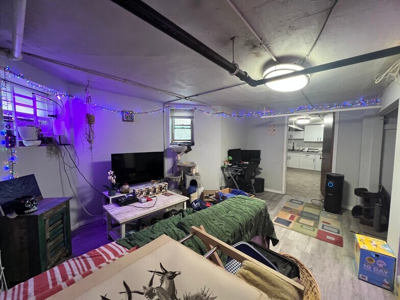 Building Photo - 1620 W Thome Ave