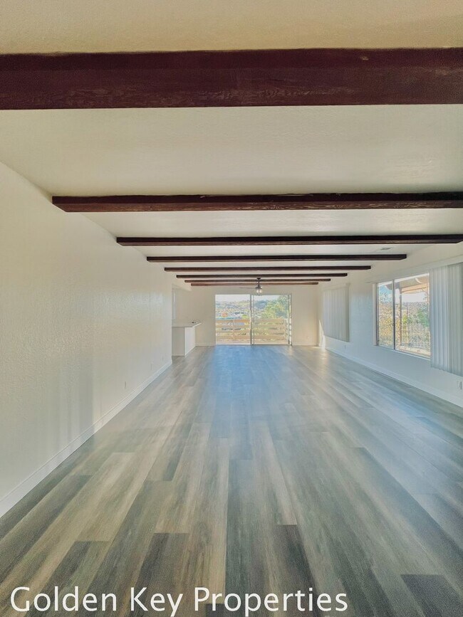 Building Photo - Welcome to this stunning duplex located in beautiful Bonsall!