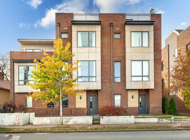 Building Photo - Stunning 3BE/3.5BA brownstone in the heart of historic Germantown!