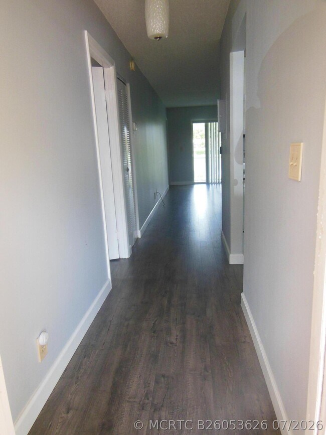 Building Photo - 105 Lake Helen Dr