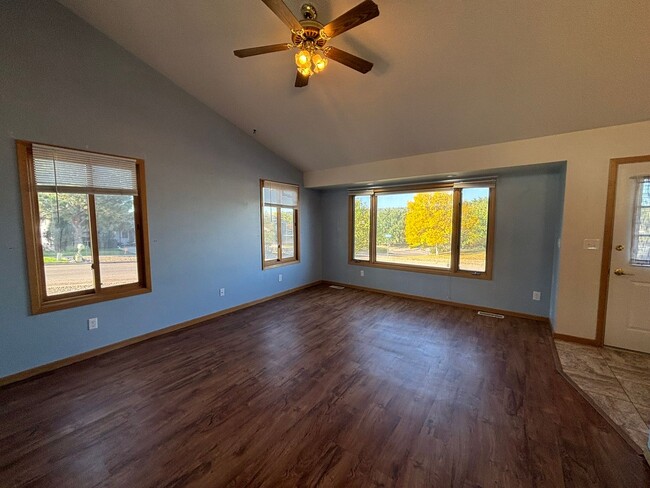 Building Photo - 3 BED | 2.5 BATH | DOUBLE GARAGE | TRI-LEV...