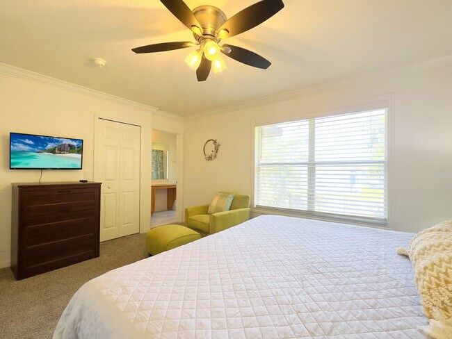 Building Photo - 1042 Calabria Ave