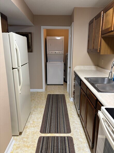 Galley kitchen - YES -Ice maker - self cleaning oven - 3515 Sable Palm Ln