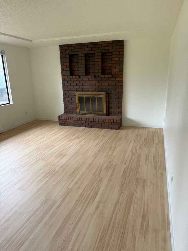 Building Photo - 3-bedroom, 2-bath home single family home in Arlington $2895 per/mo