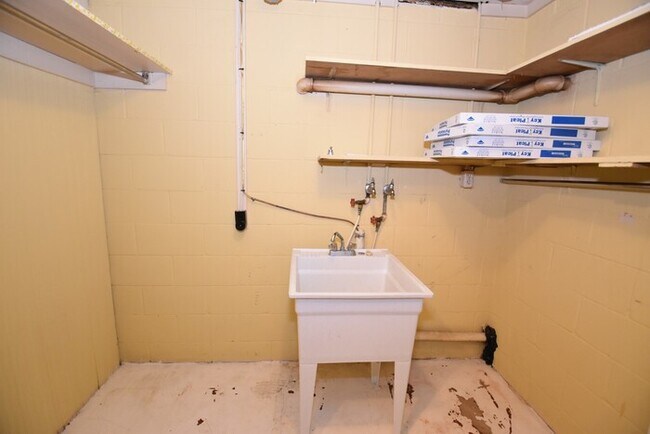 Building Photo - Beautiful 3 Bedroom Home over Looking Lake Chapin