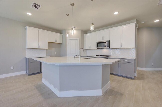 Building Photo - 1709 Summerlyn Ter Dr