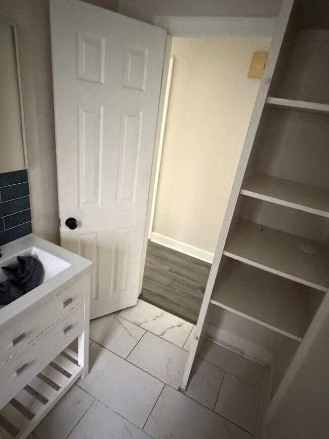 Building Photo - 3 BR/1BA | Newly Renovated Cottage| Cove security system| Fully fenced backyard