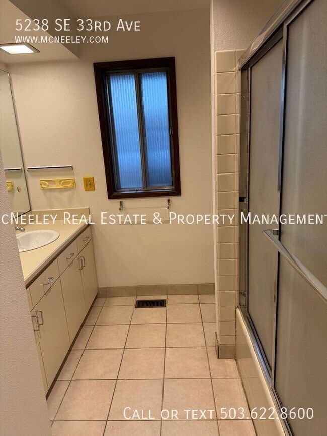 Building Photo - 5238 SE 33rd Ave