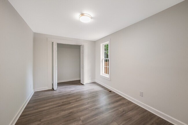 Building Photo - 114 N Guthrie Ave