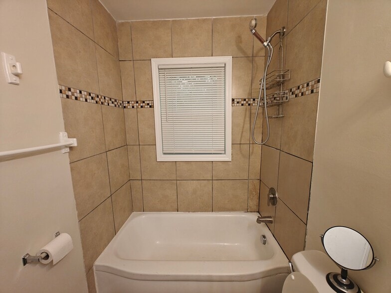 Building Photo - 2217 Custer St