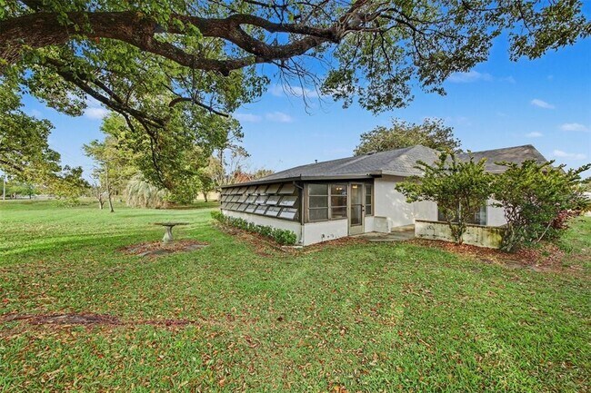 Building Photo - 5033 Loyola Ln