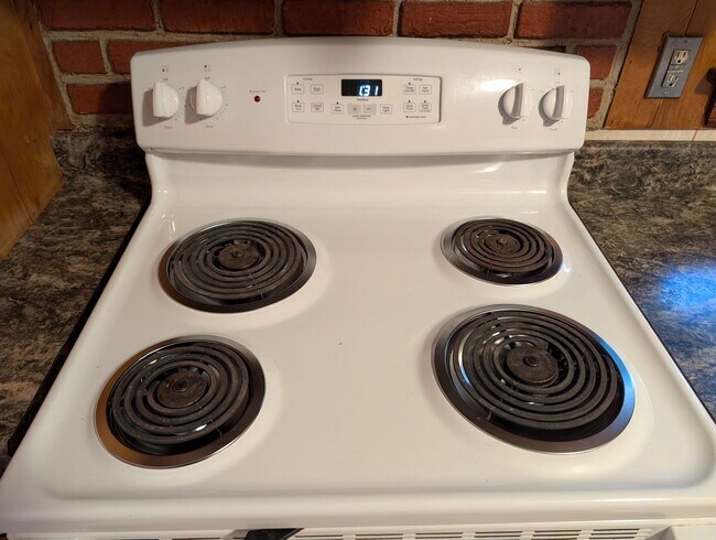 Building Photo - 3 Bedroom, 1.5 Bath Home with HVAC & Fenced Backyard