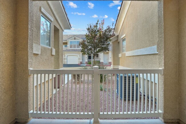 Building Photo - 2 Primary Bedrooms in a Gated Northwest Co...