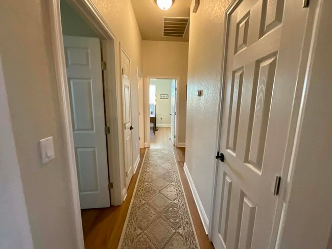 Building Photo - 104 Rolling Waters Ct