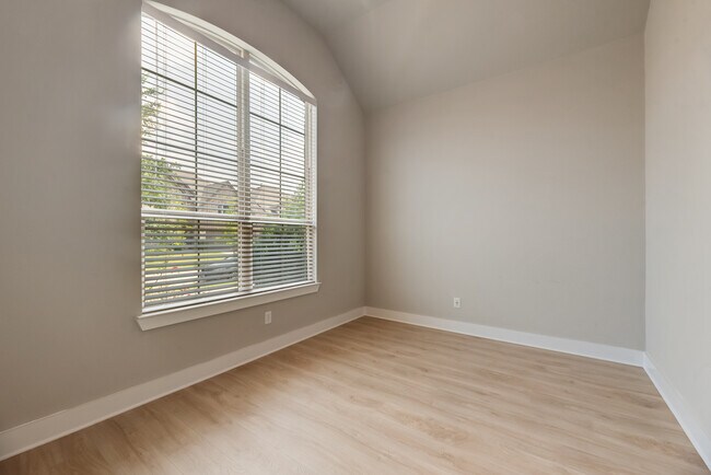 Building Photo - 3105 Columbia Dr