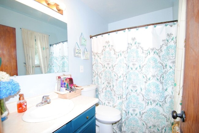 Building Photo - 3 Bed / 2 Bath / 2 Car Garage Ranch Style Home