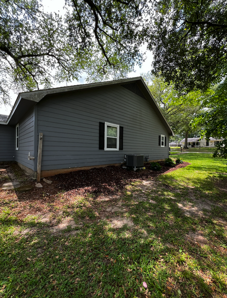 Building Photo - 203 La Bonne Dr