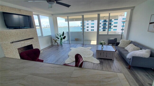 Building Photo - 7545 E Treasure Dr