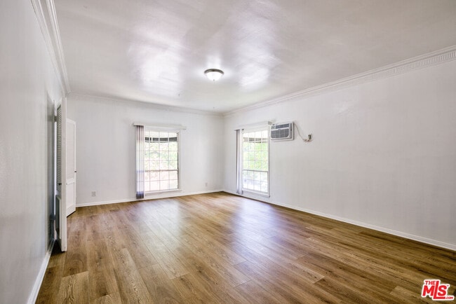 Building Photo - 203 S Doheny Dr