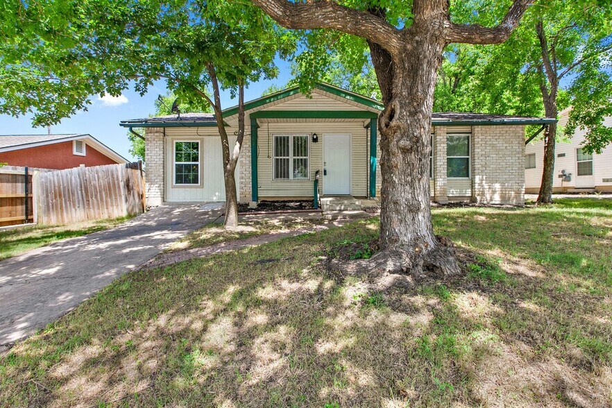 Primary Photo - 6702 Colony Park Dr