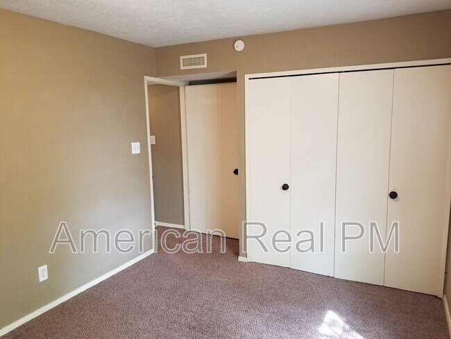 Building Photo - 801 Wood Glen