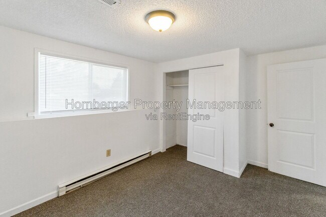 Building Photo - 1631 E Rowan Ave