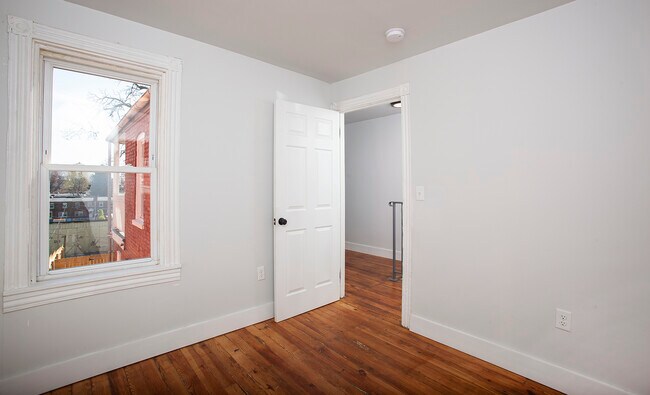 Building Photo - 333 S Ann St