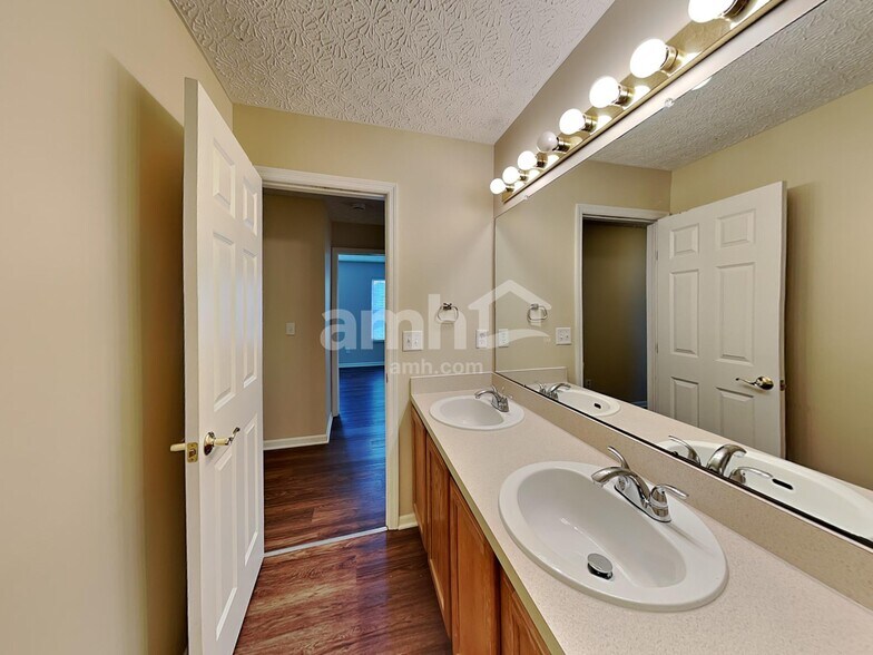 Building Photo - 1124 Waterview Ct