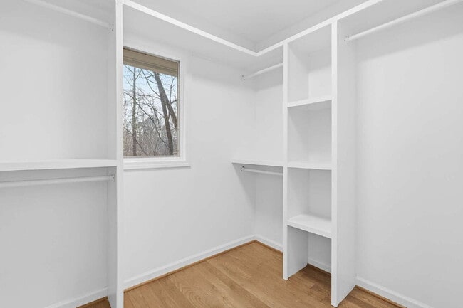 Building Photo - Spacious and Unique 5-Bedroom Home in Chapel Hill!