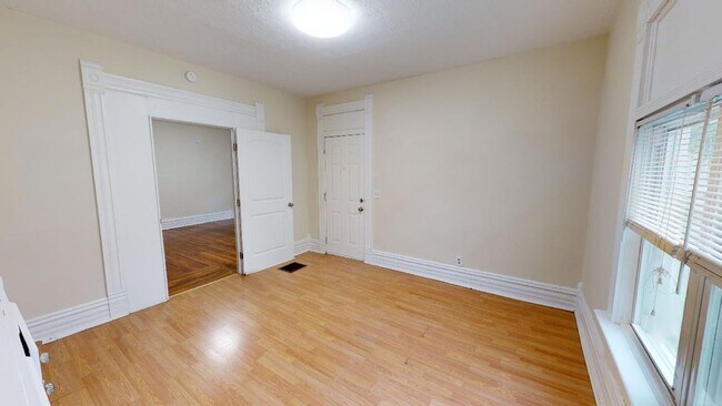 Building Photo - 2528 Deming Ave