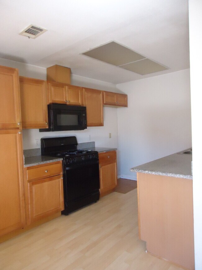 Building Photo - "Discover Coastal Living: Spacious 3-Bed, 2-Bath Townhouse