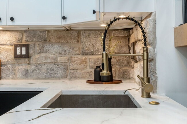 Building Photo - 609 S Orianna St