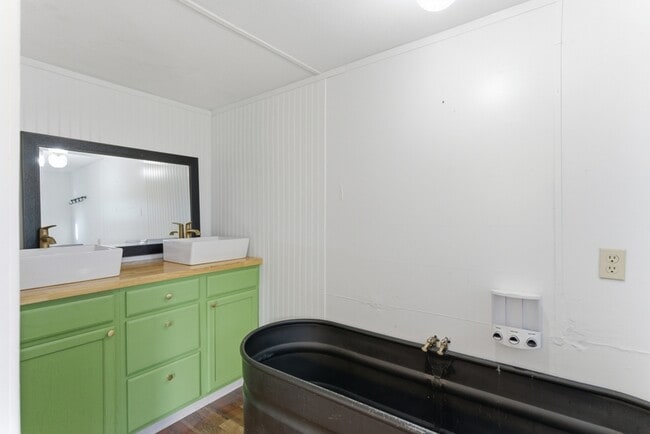 Building Photo - 1310 E Hendron Chapel Rd