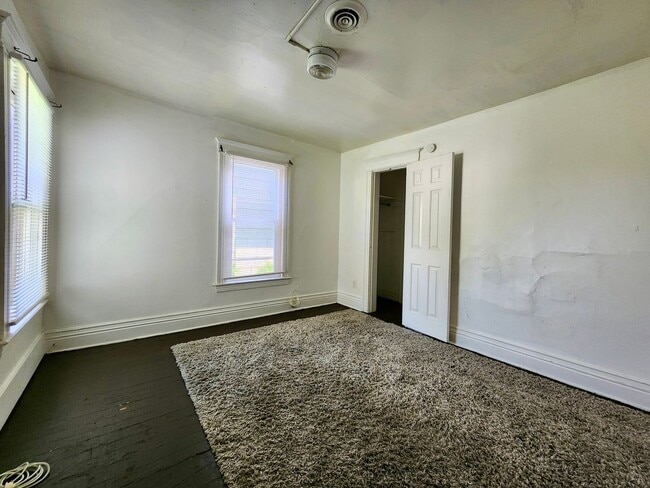 Building Photo - 5 Bedroom 2 Full Bath Houses | Front Porch | Back Yard | Off Street Parking | in-Unit Laundry