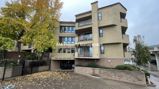 Building Photo - Downtown Walnut Creek! 3rd floor 2 master ...