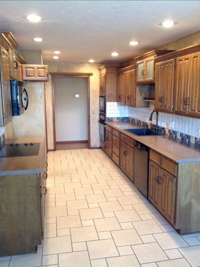 Building Photo - Charming 4 or 5 Bedroom Home with Office a...