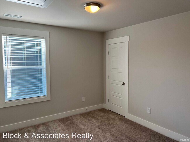 Building Photo - 3 br, 2.5 bath House - 682 Vine Parkway