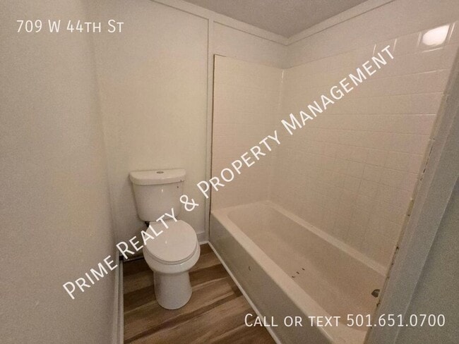 Building Photo - 709 W 44th St