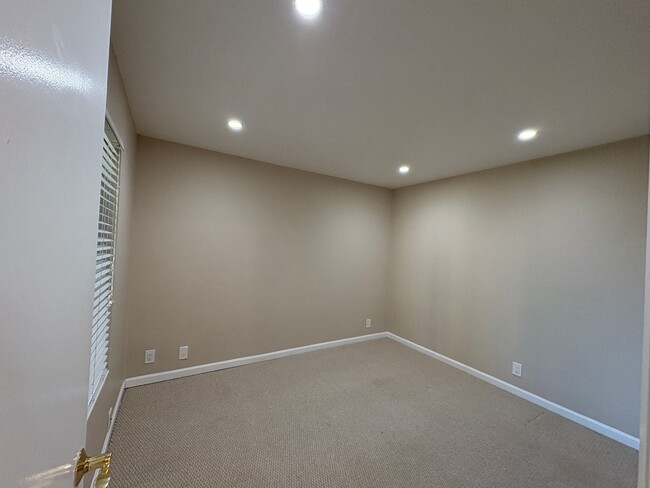 Building Photo - Charming Townhouse Located In Foster City Available Now!