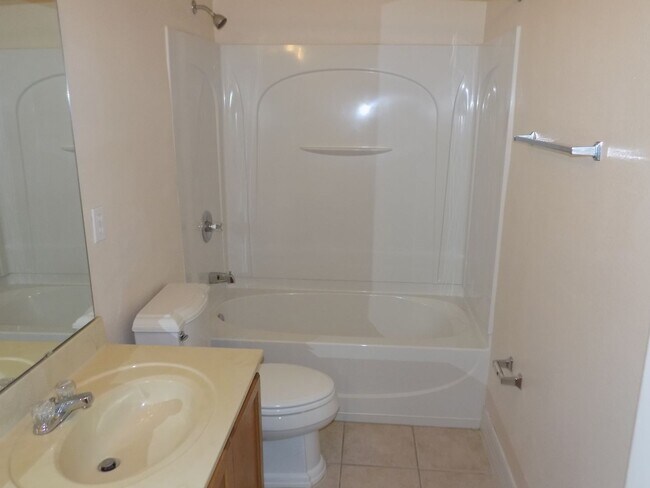 Building Photo - BEAUTIFUL 3 BEDROOM, 2 BATH, 3 CAR GARAGE ...