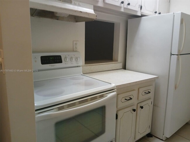 Building Photo - 14311 N Kendall Dr