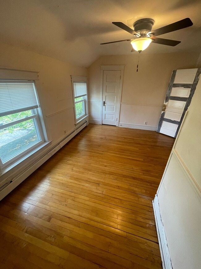 Building Photo - AVAILABLE NOW! - Gorgeous 3 Bedroom 1 Bath...