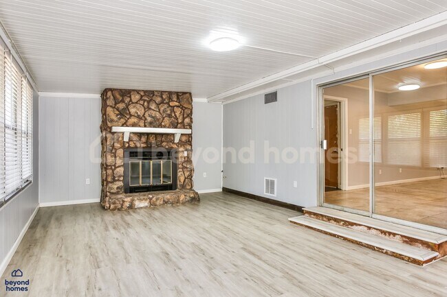Building Photo - Charming 3 BR Brick Home with Upgraded Kitchen, Stone Fireplace & Sunroom in Little Rock