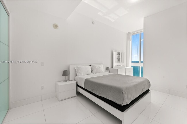 Building Photo - 16001 Collins Ave