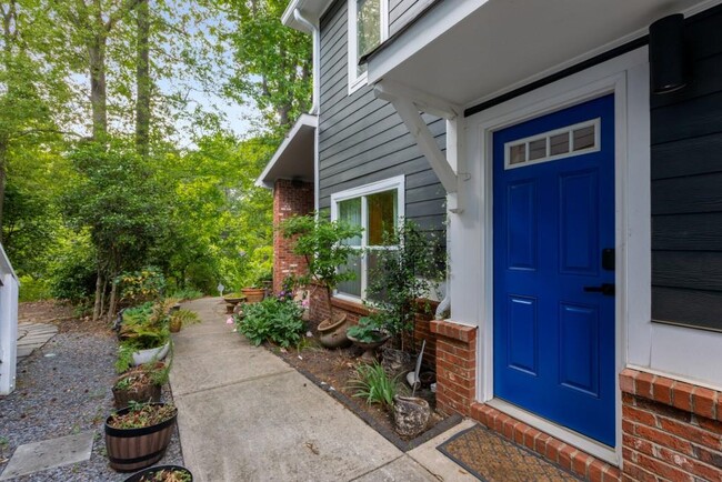 Building Photo - 827 Monroe Dr NE